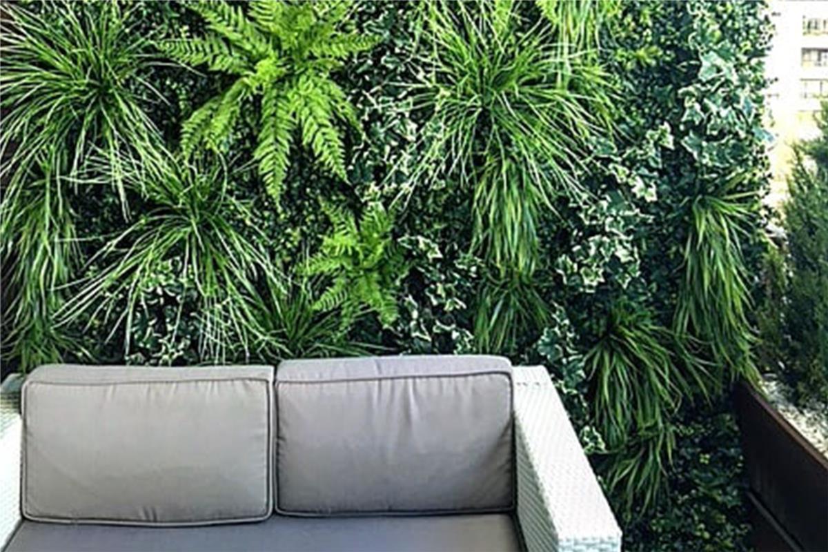 Decora tu terraza o balcón con plantas artificiales